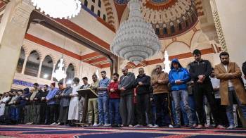 Los musulmanes realizan la oración vespertina llamada ‘Tarawih’ en la primera víspera del mes sagrado islámico de ayuno del Ramadán en la mezquita Muhammad al-Amin en el centro de Beirut, Líbano.