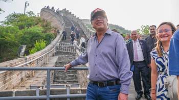 Fotografía cedida por la Presidencia de Colombia que muestra al presidente Gustavo Petro durante un recorrido por la Muralla China este lunes, en China.