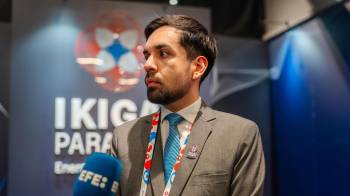 El comisario alterno de Paraguay en la Expo de Osaka 2025, José Aguayo, atiende a EFE.