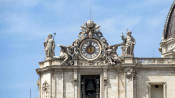 Suenan las campanas en la Plaza de San Pedro tras la muerte del papa Francisco, Ciudad del Vaticano, 21 de abril de 2025.