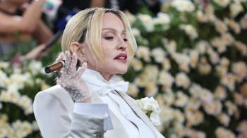 Madonna posa en la alfombra roja para la Gala Met de 2025.