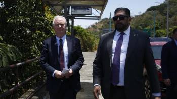El senador demócrata estadounidense Chris Van Hollen (izq.) camina este miércoles, en Antiguo Cuscatlán (El Salvador). EFE/ Rodrigo Sura