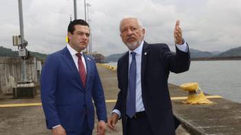 El embajador de Estados Unidos en Panamá, Kevin Marino Cabrera, junto con el administrador del Canal de Panamá, Ricauter Vásquez, observando el funcionamiento de las esclusas neopanamax.