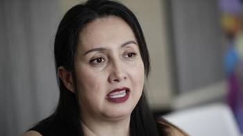 La directora nacional del Servicio Jesuita a Migrantes Karina Fonseca, habla durante una entrevista con EFE en San José.