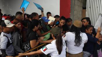 Migrantes hacen fila para tramitar papeles migratorios este viernes, en el municipio de Tapachula en Chiapas.