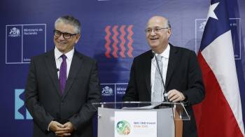 El presidente del Banco Interamericano de Desarrollo (BID), Ilan Goldfajn (d) habla junto al ministro de Hacienda chileno, Mario Marcel (i), durante una rueda de prensa en Santiago.