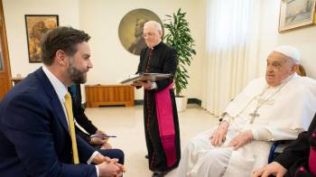 Vicepresidente de Estados Unidos al momento de ser recibido por el Papa Francisco.