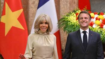 Presidente de Francia Emmanuel Macron (D) Brigitte Macron (I).