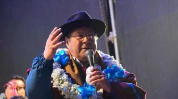 El presidente boliviano, Luis Arce, pronunciandose en un discurso de un evento protocolar.
