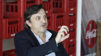 Fotografía del vicepresidente de Asuntos Públicos, Comunicaciones y Sostenibilidad para la Zona Centro de Coca-Cola Latinoamérica, Daniel Suárez, hablando durante una entrevista con EFE en Bogotá.