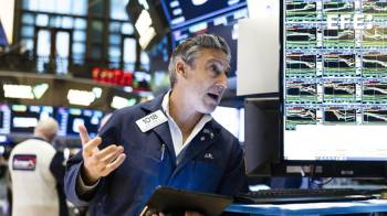 Un corredor de bolsa durante la jornada de intercambio bursátil este viernes, 4 de abril, en Wall Street.