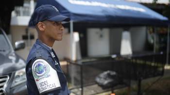 Un integrante de la Policía Nacional custodia la Embajada de Nicaragua en Panamá, en donde está asilado Martinelli desde este 7 de febrero de 2024.
