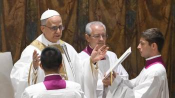 El papa León XIV oficia este viernes, su primera misa en la Capilla Sixtina ante los 133 cardenales que este jueves le eligieron en la cuarta votación en el cónclave.