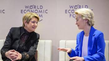 Imagen de este martes de la presidenta de la Comisión Europea, Ursula von der Leyen (Der.), con la presidenta de Suiza, Karin Keller-Sutter, en Davos.