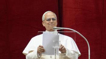 El papa León XIV dirigiendo la oración del Regina Caeli desde el balcón central de la Basílica de San Pedro en la Ciudad del Vaticano.