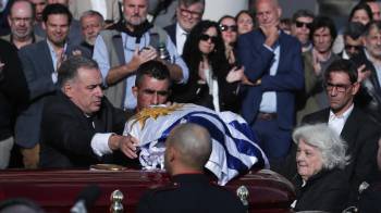 El presidente de Uruguay, Yamandú Orsi (i), extiende una bandera sobre el ataúd del exmandatario uruguayo José Pepe Mujica, junto a Lucía Topolansky (d) este miércoles, en Montevideo (Uruguay).