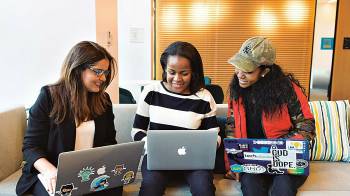 En América Latina un -35 % de los graduandos en carreras STEM son mujeres, como resultado su presencia en posiciones de liderazgo dentro de la industria tecnológica es limitada.