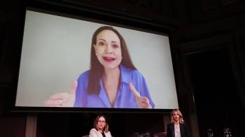 La presidenta de la Fundación Piñera Morel, Magdalena Piñera (i) y la diputada del PP Cayetana Álvarez de Toledo (d), con la intervención María Corina Machado desde Venezuela, en el Foro Grupo Libertad y Democracia.