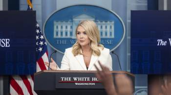 La secretaria de Prensa de la Casa Blanca, Karoline Leavitt, habla con periodistas durante una conferencia de prensa en la Sala de Prensa de la Casa Blanca.