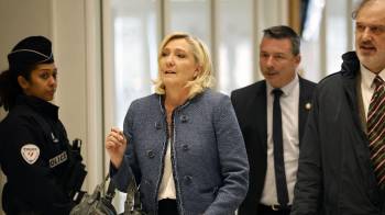 La llegada de la líder de la extrema derecha francesa Marine Le Pen al tribunal en Paris.