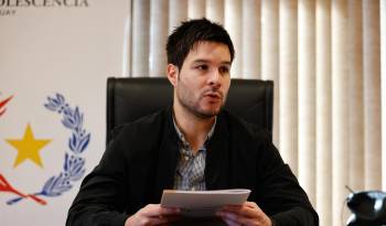El ministro para la Niñez y la Adolescencia de Paraguay, Walter Gutiérrez, habla durante una entrevista para EFE , este viernes, en Asunción (Paraguay).