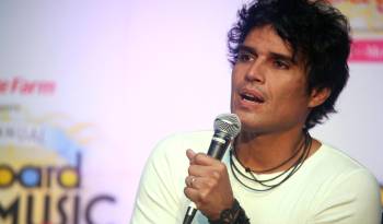 Fotografía de archivo fechada el 28 de abril de 2010 que muestra al cantante peruano Pedro Suárez-Vertiz.