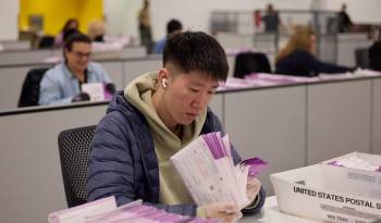 Un trabajador verifica las papeletas electorales en el Nuevo Centro de Procesamiento en 'City of Industry', California.