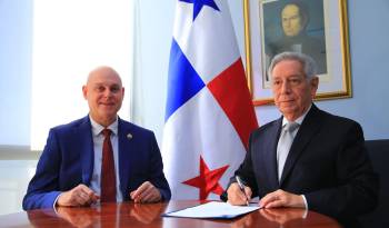 Alfaro de Alba tomó posesión en presencia del canciller encargado Carlos Guevara Mann (izq.).