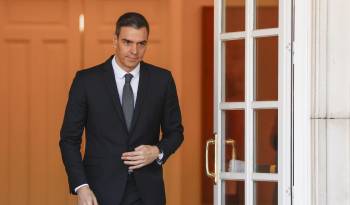 El presidente del Gobierno español, Pedro Sánchez, a las puertas del Palacio de la Moncloa en Madrid.