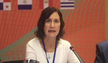 La jefa de la Secretaría del Foro Global de la Organización para la Cooperación y el Desarrollo Económico (OCDE), Zayda Manatta, habla este jueves durante la presentación del informe anual de Transparencia Fiscal en América Latina, en Cartagena (Colombia).