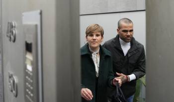 El jugador brasileño de fútbol, Dani Alves, acompañado de su abogada, Inés Guardiola, a su llegada a su domicilio tras salir en libertad provisional del centro penitenciario Brians 2, tras ser depositada hoy la fianza de un millon de euros en la Audiencia de Barcelona. EFE/Alejandro García