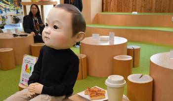 En Japón, donde cada vez menos personas se deciden a tener hijos, un café tokiota permite a sus usuarios experimentar lo que supone ser bebé por un día, con le objetivo de fomentar la empatía con los niños y entender las dificultades a las que se enfrentan a diario.