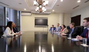 Canciller y senador estadounidense se reúnen para hablar de migración y cooperación