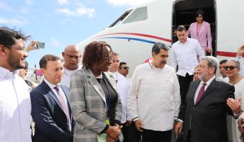 Fotografía cedida por la oficina de Prensa de Miraflores que muestra al presidente venezolano, Nicolás Maduro (c), mientras conversa con el primer ministro de San Vicente y las Granadinas, Ralph Gonsalves (d).