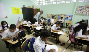 Fotografía de archivo que muestra estudiantes mientras asisten a clase en la escuela bilingüe Severino hernandez, en Ciudad de Panamá (Panamá).