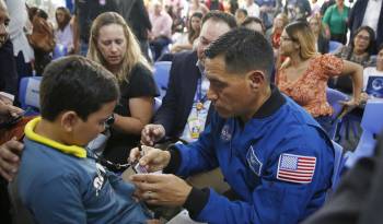 El astronauta estadounidense de origen salvadoreño Frank Rubio comparte con niños en el museo Tin Marín, este viernes en San Salvador.