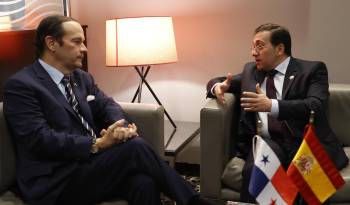 El ministro de Asuntos Exteriores, Unión Europea y Cooperación, José Manuel Albares (d), se reúne con Javier Martinez-Acha, quien será canciller del Gobierno del presidente electo José Raúl Mulino,.