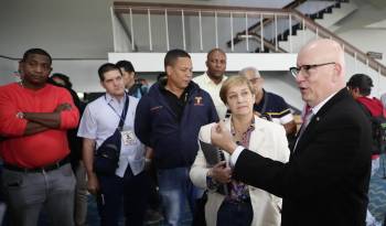 El coordinador del Gobierno saliente de la transmisión de mando presidencial, Miguel H. Lecaro Bárcenas, habla con periodistas durante los preparativos para la toma de posesión del presidente electo de Panamá, José Raúl Mulino, este martes en el Centro de Convenciones Atlapa.