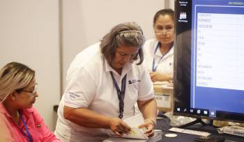 Representantes de mesas electorales trabajan en el escrutinio final, el pasado viernes en San Salvador (El Salvador).