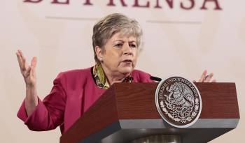 La secretaria de Exteriores de México, Alicia Bárcena, participa en la rueda de prensa matutina del presidente Andrés Manuel López Obrador, este jueves en el Palacio Nacional de la Ciudad de México.