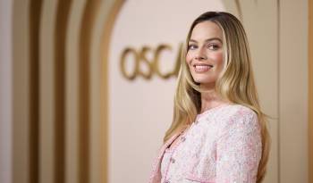 Fotografía de archivo que muestra a la actriz australiana Margot Robbie durante los Oscars en el Hotel Beverly Hilton, el 12 de febrero de 2024, en Beverly Hills, California (Estados Unidos).