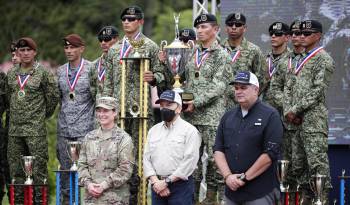 La comandante del Comando Sur de Estados Unidos, la general Laura Richardson (i), el presidente de Panamá, Laurentino Cortizo (c) y el ministro de Seguridad Pública de Panamá Juan Manuel Pino posan para una foto durante la premiación.