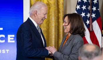 Fotografía de archivo del presidente estadounidense, Joe Biden (i) y la vicepresidenta Kamala Harris (d).