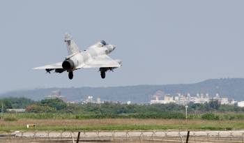 Un avión de combate Mirage 2000 de la Fuerza Aérea de Taiwán realiza una aproximación para aterrizar dentro de la base aérea de Hsinchu, Taiwán, el 14 de octubre de 2024.
