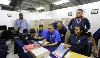 Integrantes del tribunal electoral, encargado de la recepción y revisión de la votación, trabaja el lunes 22 de abril de 2024, en Ciudad de Panamá (Panamá).