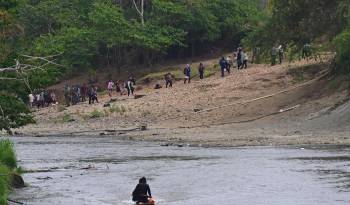 Migrantes caminan en el sector de Lajas Blanca, Darién