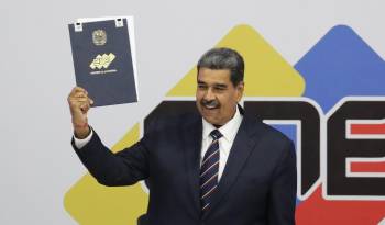 El presidente de Venezuela, Nicolás Maduro, sostiene el acta que lo proclama presidente reelecto por el Consejo Nacional Electoral.