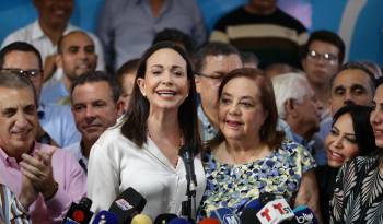 La líder antichavista María Corina Machado (izq.) presenta durante una rueda de prensa a la historiadora Corina Yoris (der.) como candidata para las elecciones presidenciales del próximo 28 de julio.