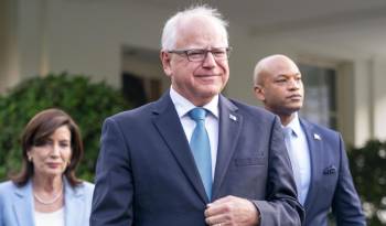 Fotografía de archivo de 3 de julio de 2024 que muestra al gobernador de Minnesota, Tim Walz (c), la gobernadora de Nueva York, Kathy Hochul (i), y el gobernador de Maryland, Wes Moore (d), saliendo del Ala Oeste.