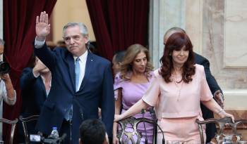 Fotografía de archivo del presidente saliente de Argentina, Alberto Fernández, junto a la vicepresidenta saliente, Cristina Fernández.